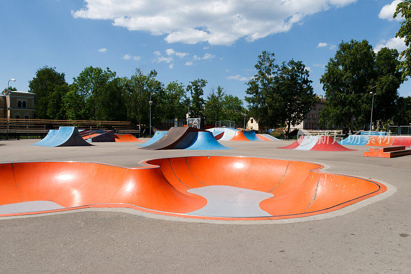 在一个阳光明媚的日子里，空荡荡的五颜六色的滑板公园