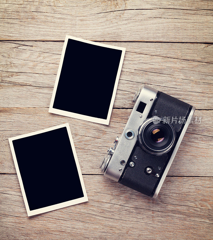 老式胶卷相机和两个空白相框