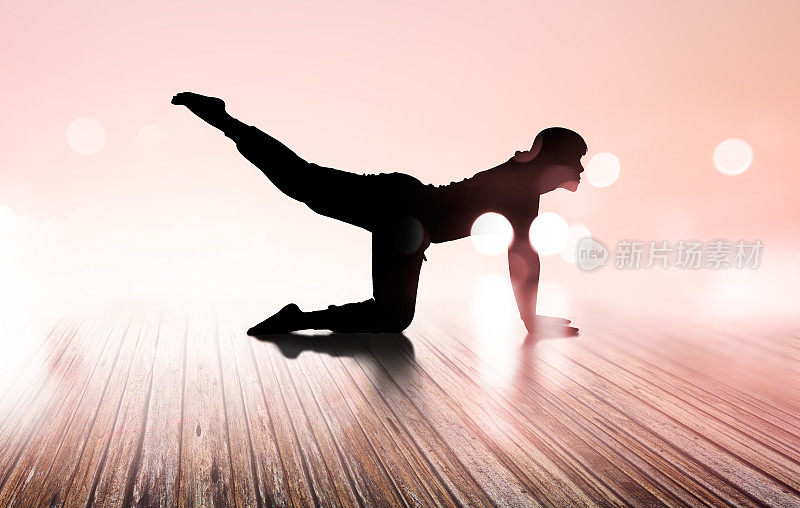 女人瑜伽剪影练习在地板上，柔软和双重曝光