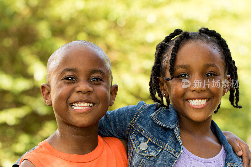 非洲裔美国孩子在微笑。