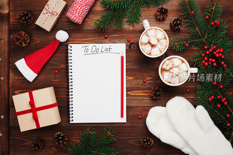 可可或巧克力与礼物，手套，圣诞树，笔记本。