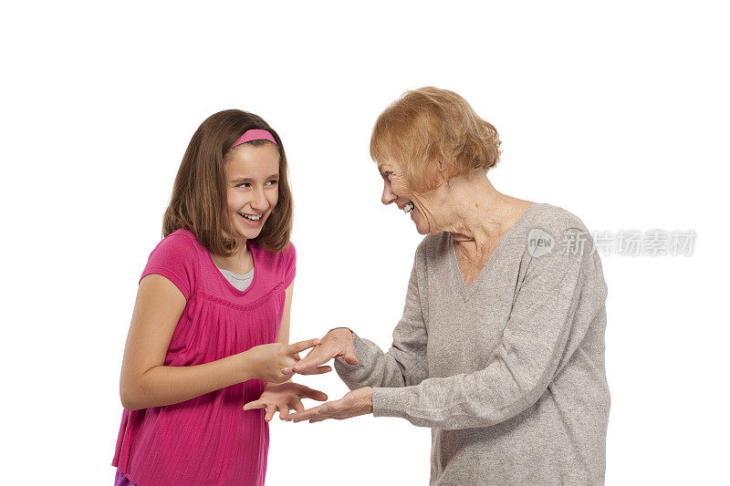 孙女和奶奶在玩游戏