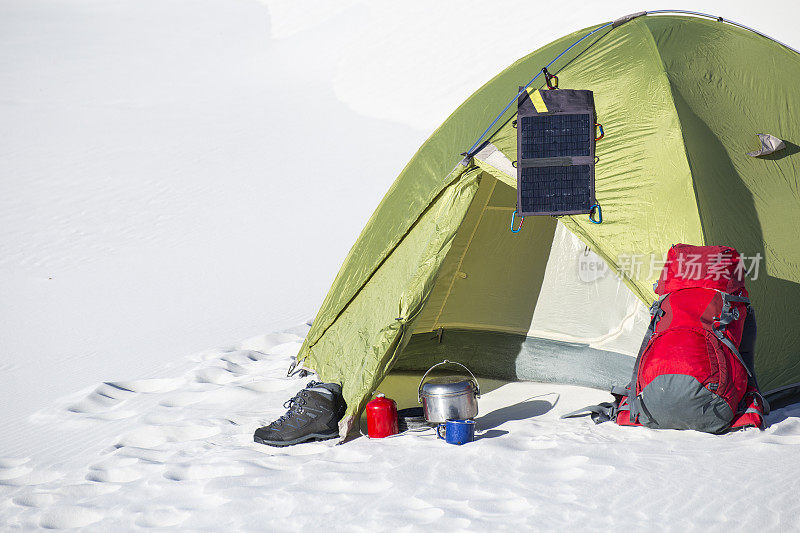 帐篷冬季山。
