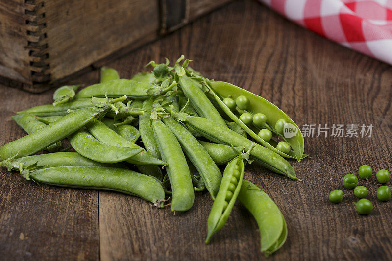新鲜采摘的有机绿色蔬菜豌豆