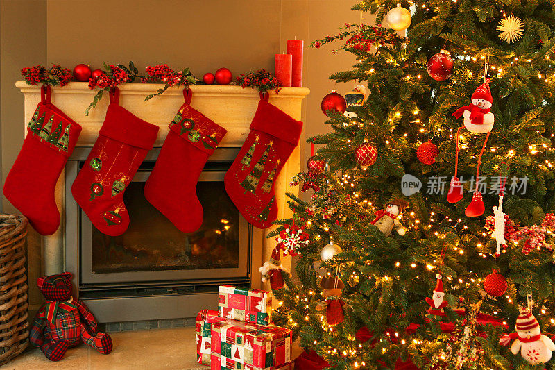 圣诞树与礼物和袜子装饰壁炉