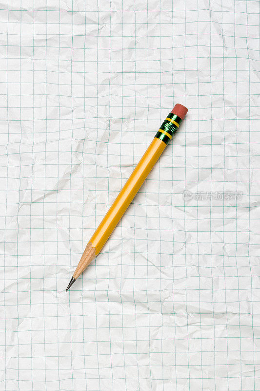 皱巴巴的蓝格子白图纸和黄色铅笔