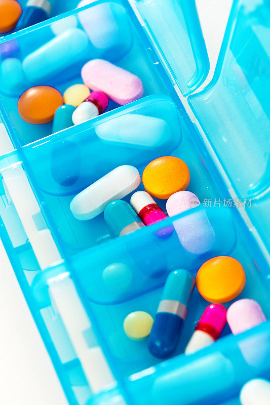 药丸盒的特写与各种处方药药物
