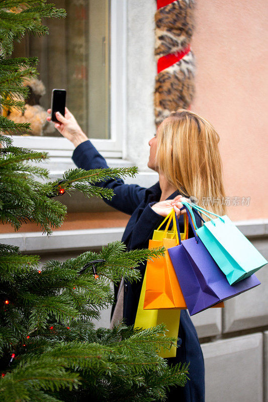 女人购物拍照橱窗-圣诞节时间