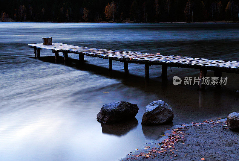 黎明时分的湖水