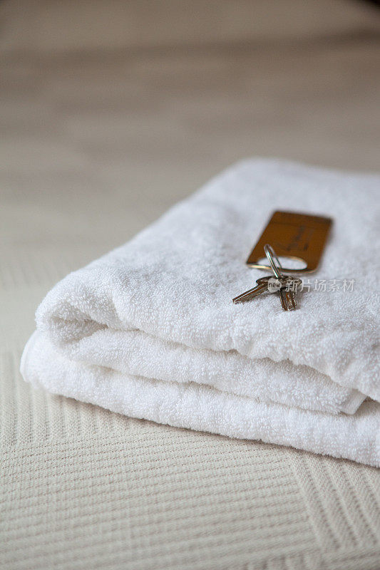 酒店房间，毛巾和钥匙
