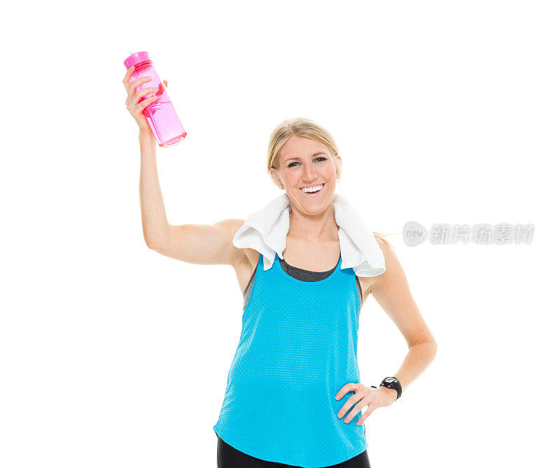 微笑的女运动员拿着水瓶