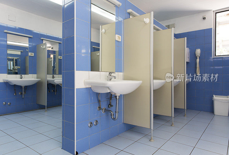 公共厕所……浴室水槽与铬水龙头