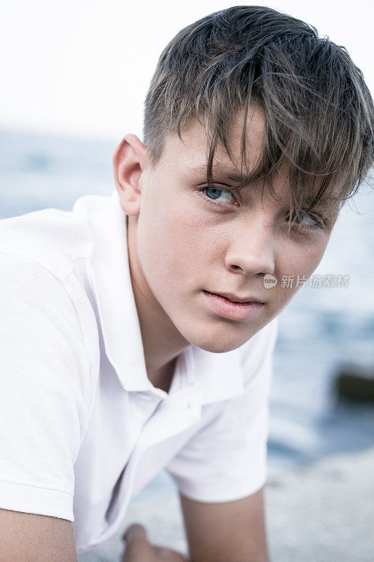 深蓝色的眼睛里充满了悲伤