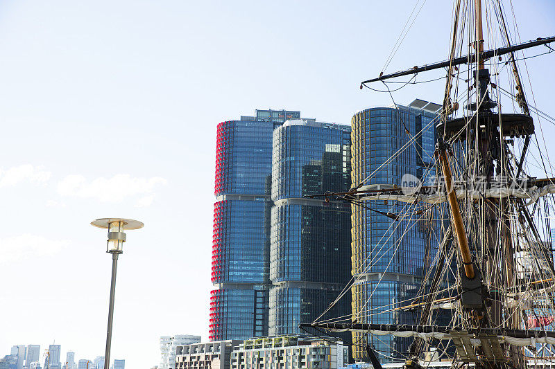 Barangaroo摩天大楼和高船，背景与复制空间