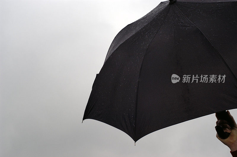 雨中的黑伞