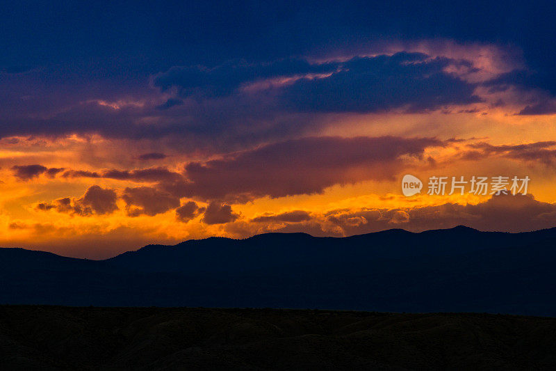 充满活力的日落和云与山、山和峡谷