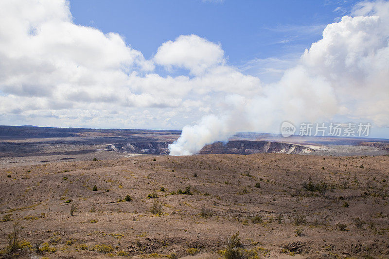 喷出烟雾的基拉韦厄火山口