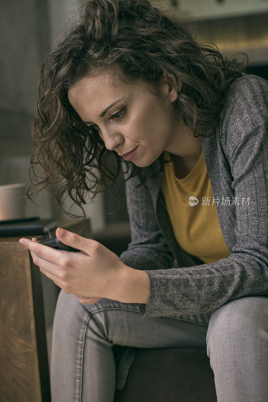 沮丧的女人用手机发短信