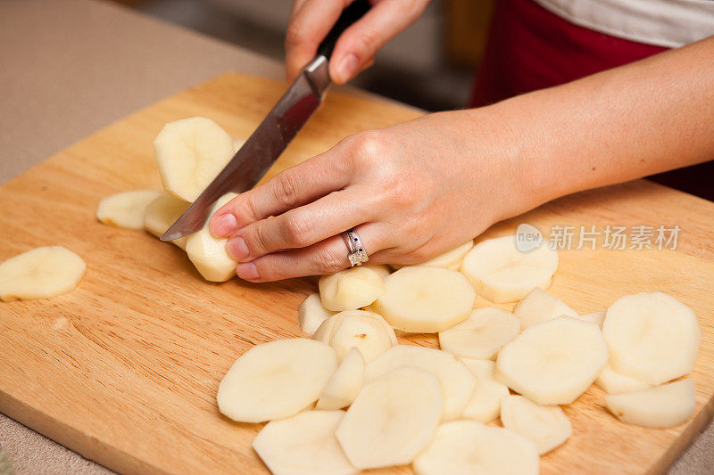 女人在厨房切土豆的特写