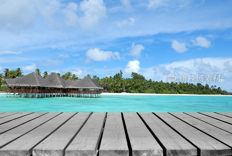 热带海滩水上餐厅和空荡荡的木制平台