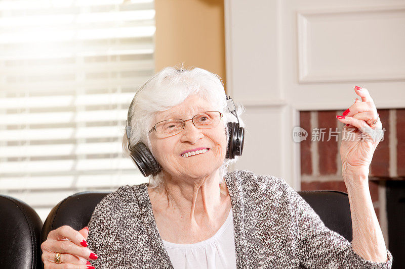 戴着耳机随着音乐跳舞的老妇人