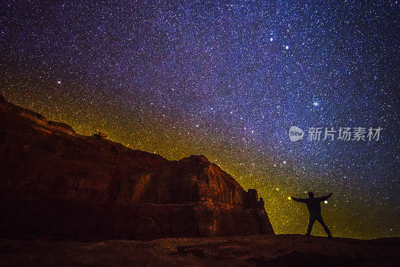 犹他州拱门国家公园山上的星空