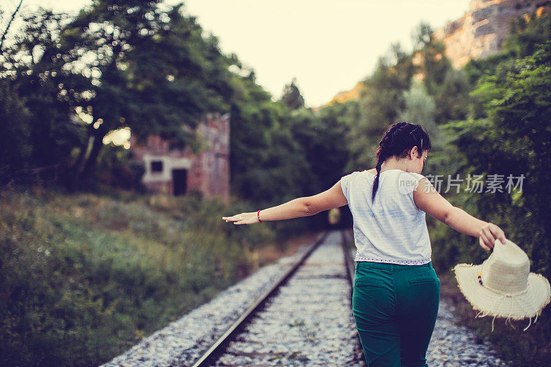 在铁路上散步的女孩