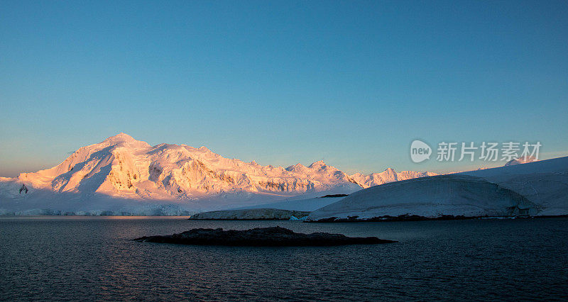 南极洲:威恩克岛的日出