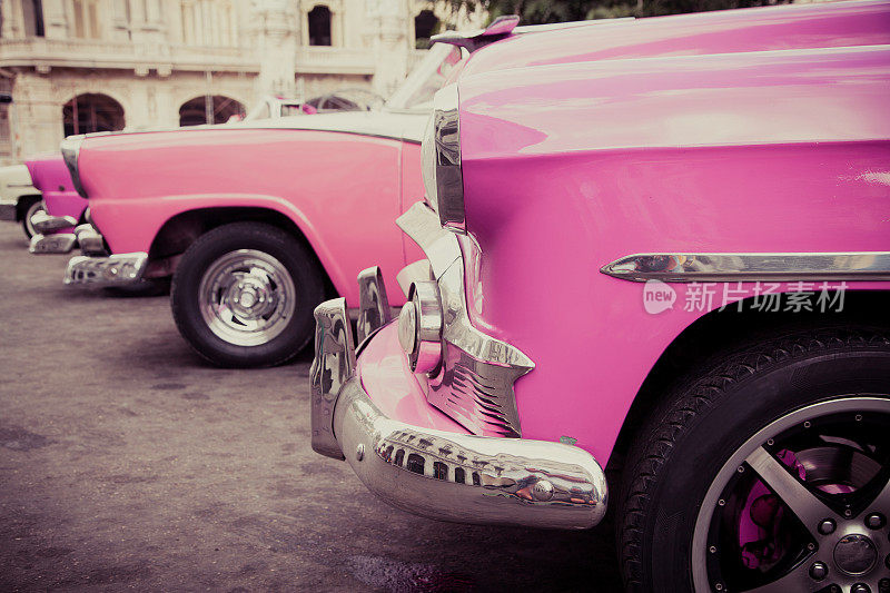 哈瓦那的粉色经典车