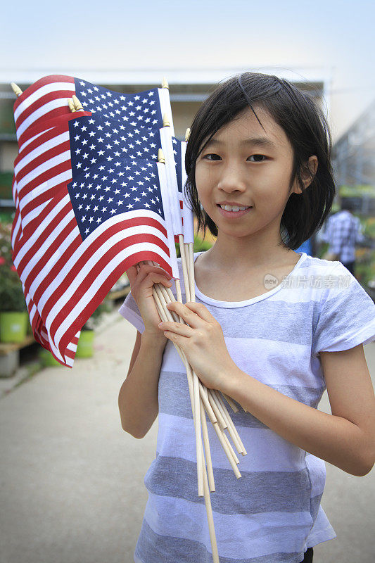 亚洲女孩拿着美国国旗