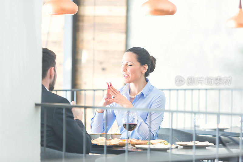 商务人士在餐厅午休。餐馆里的商务会话。