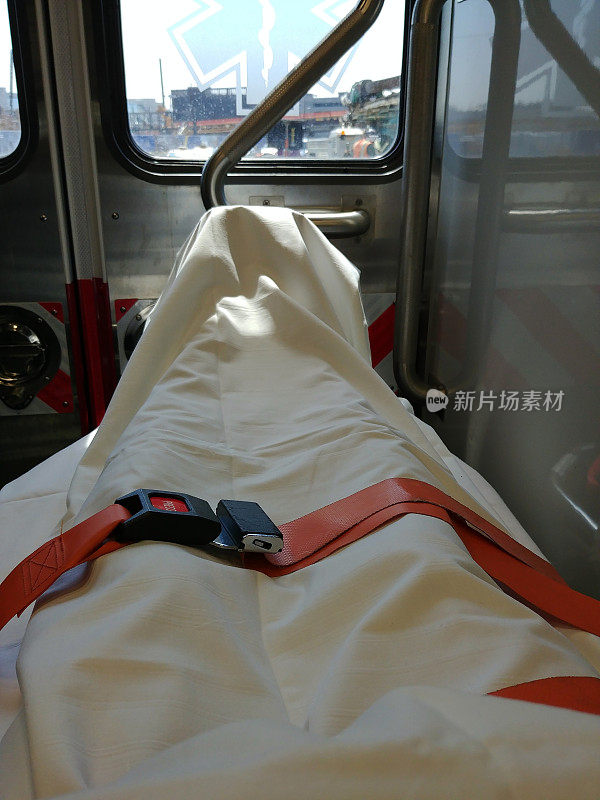 在救护车担架上绑着腿的医疗紧急情况