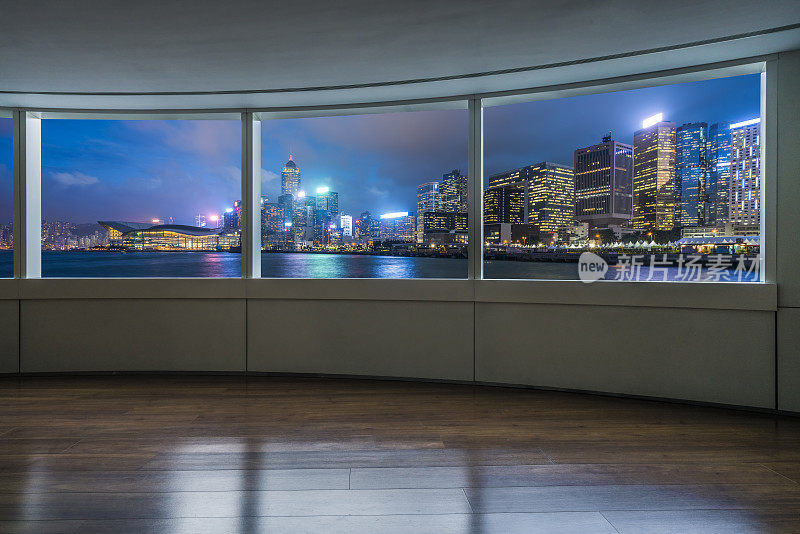 透过玻璃窗可以看到香港的夜景和天际线