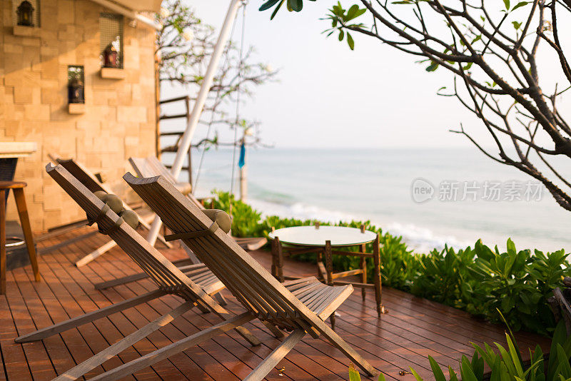 海边酒店阳台上的木椅