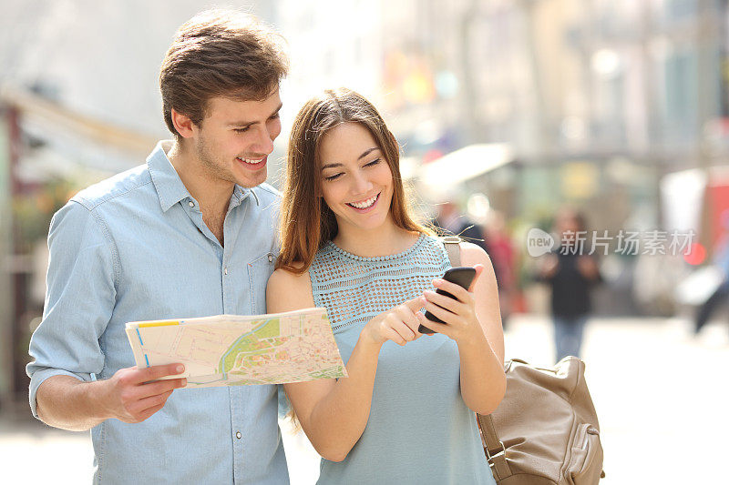 几个游客在咨询城市指南和智能手机gps