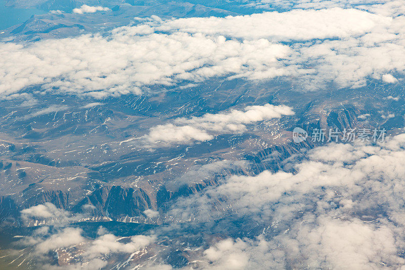 从飞机窗口看到的格陵兰岛景色