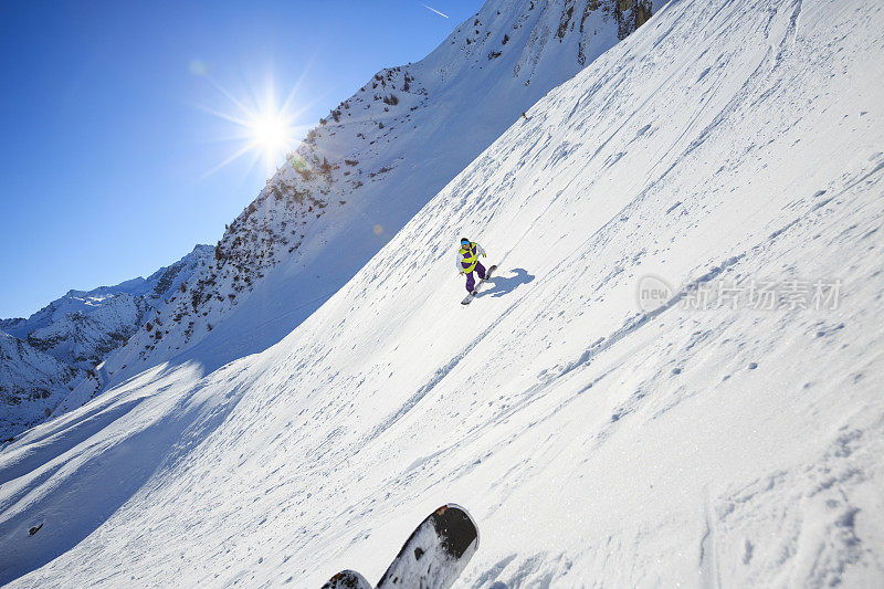 雪道滑雪自由式滑雪美丽的冬季山地景观