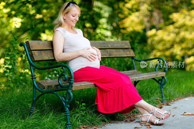 孕妇夏日公园长椅