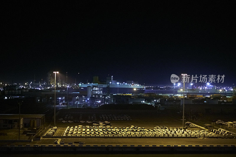 商埠及停车场夜间鸟瞰图