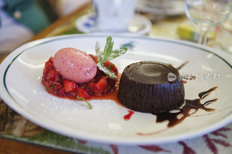 草莓巧克力慕斯甜点，普罗旺斯，法国