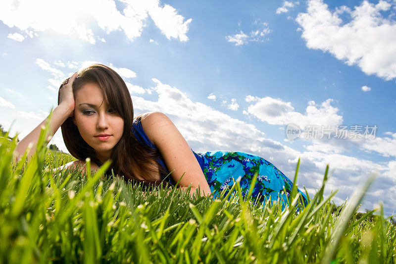 躺在草地上的美丽女孩