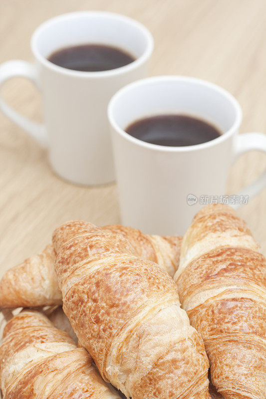 早餐吃牛角面包和黑咖啡
