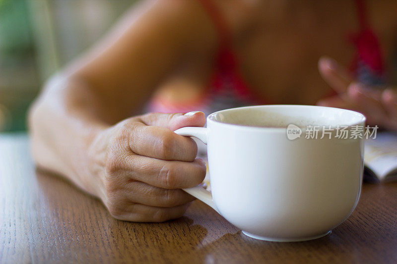 手捧咖啡杯