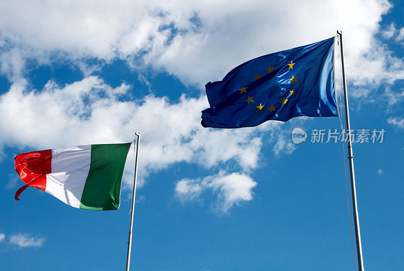 意大利和欧盟的旗帜在风中飘扬