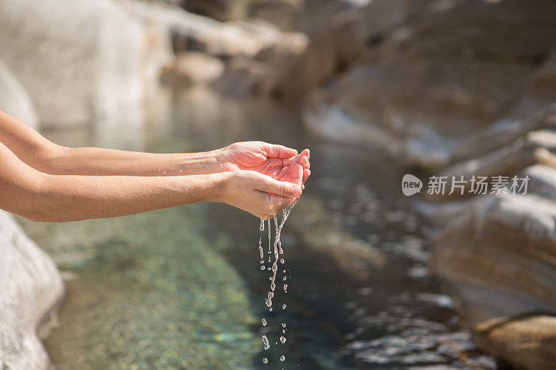 人们用手从河里取水