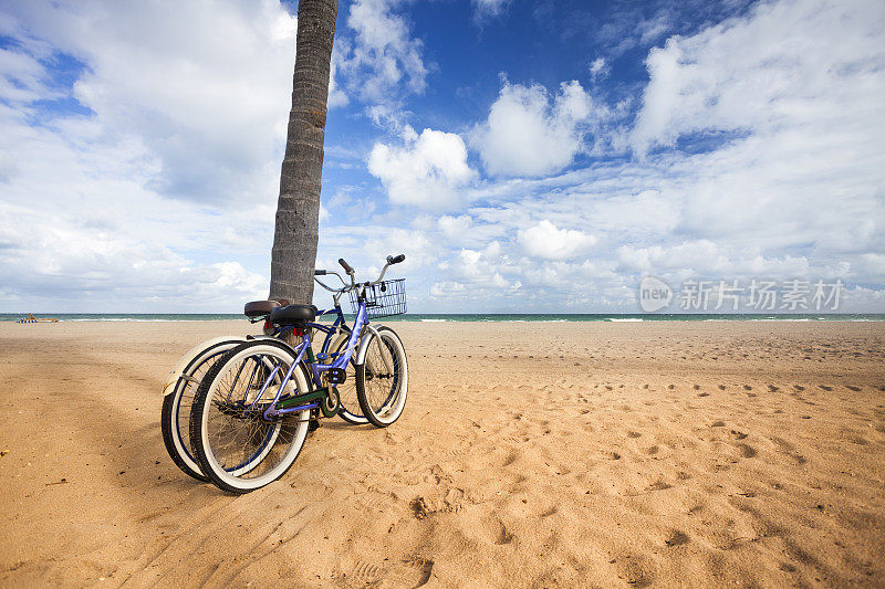 在劳德代尔堡的沙滩上骑车