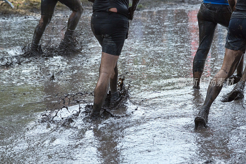 参加泥浆跑的一组跑步者