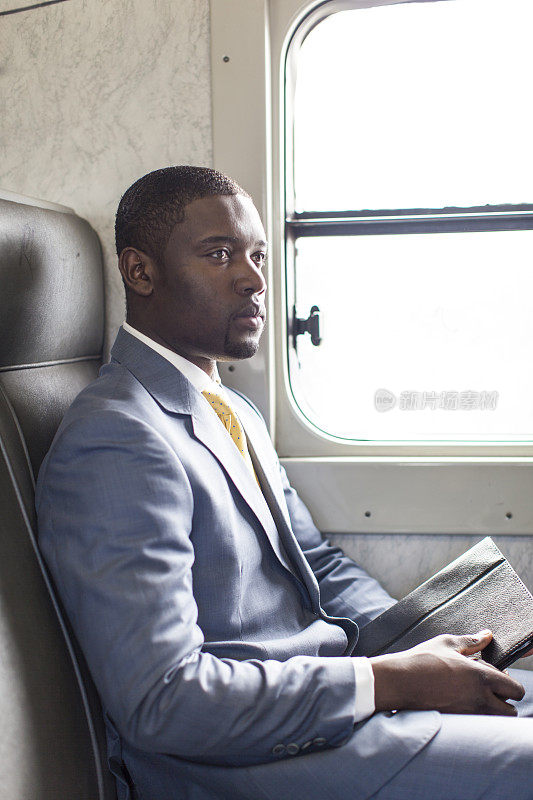 一个非洲商人坐在火车上