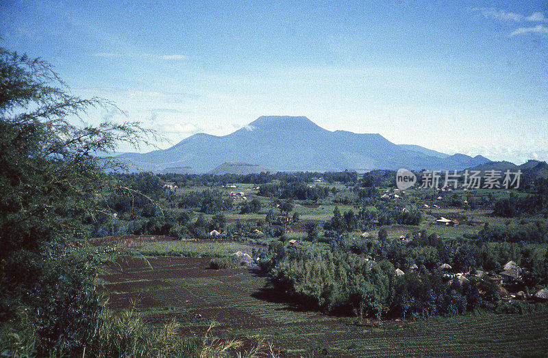 尼拉贡戈火山剪影传统村庄小屋，卢旺达，刚果，刚果