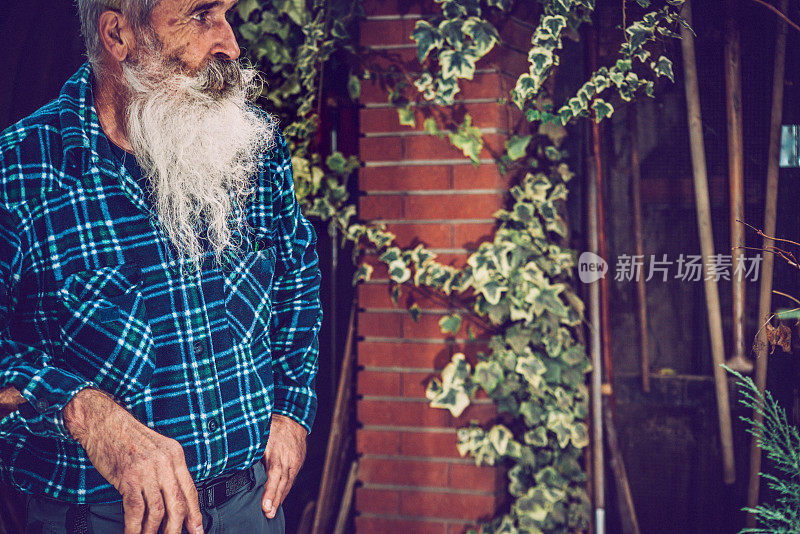 户外一位长胡子的老人的肖像